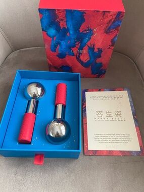 La Mer Facial Massage Rollers - Red & Blue
Gift Set